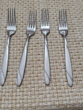 OneidaRisotto Silver Tone Salad Forks - Set of 4